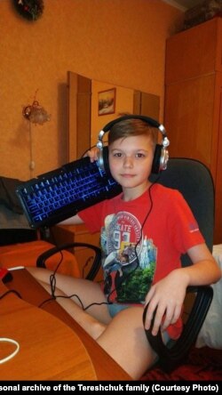 Олександр Терещук з подарованою клавіатурою. Фото з особистого архіву родини