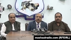 په کراچۍ کې د ترهګرۍ ضد پولیسو چارواکي د مې پر ۱۶مه وینا کوي.