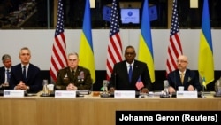 Пд час зустрічі у форматі «Рамштайн». Справа наліво: міністр оборони України Олексій Резніков, міністр оборони США Ллойд Остін, голова Об’єднаного комітету начальників штабів США генерал Марк Міллі та генсекретар НАТО Єнс Столтенберґ