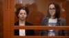 Režeiserka Ženja Berkovič i dramaturškinja Svetlana Petrijčuk na sudu u Moskvi, 20. maj 2024.