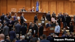 Deși sunt direct responsabili de nemulțumirile care au dus la greva din Educație, politicienii nu se jenează folosească momentul pentru a câștiga capital politic. (Imagine generică din Parlamentul Românei)