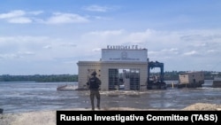 Službenik Ruskog istražnog komiteta na mjestu probijene brane Kakhovka, juni 2023.