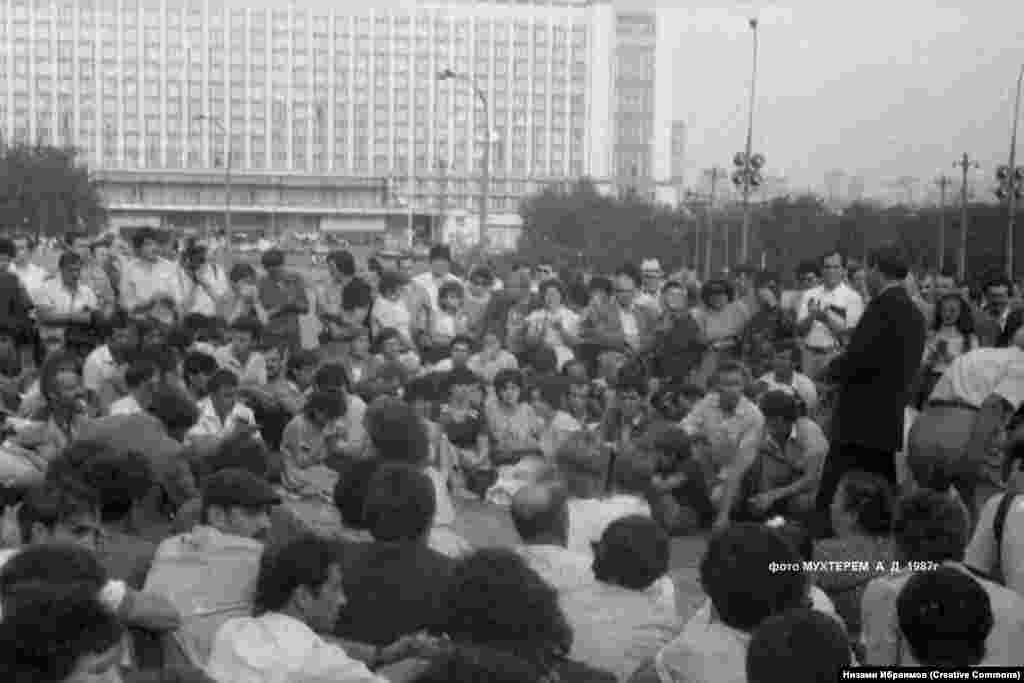 Протест чарасында катнашучылар