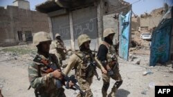 پاکستاني پوځیان د ۲۰۱۴ز کال د جولای پر نهممه په میرامشا کې د پوځي عملیاتو پر مهال د ړنګو کورونو خوا کې ګزمه کوي.