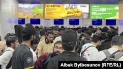 Мекенине кайтып жаткан пакистандык студенттер. “Манас” аэропорту. 21-май, 2024-жыл.