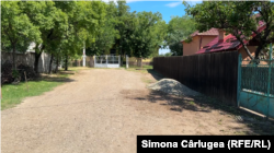 Ca să ajungă de la asfalt la școală, copiii merg pe trei ulițe de pământ.