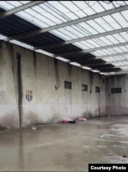 Здесь находящиеся в камерах гуляют по два часа в день. Фото «Азаттыку» прислали обратившиеся в редакцию заключенные.