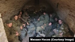 Група руски војници кои одбиле да се борат во Украина, сликани во подрум во украинскиот регион Доњецк во декември 2022 година