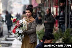 گل فروش های دوره گرد نیز از کم رنگ بودن بازار فروش گل های زینتی شکایت دارند