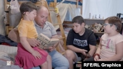 Євген Межевой разом із своїми дітьми, Латвія, 2023 рік