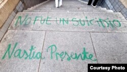 წარწერა მეტროს სადგურის ჩასასვლელში