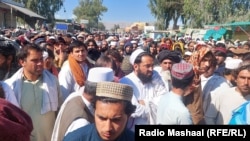 مظاهرچيانو په لاسونو کې لوحې نيولې وې چې ورباندې د سولې د غوښتو شعارونه ليکل شوي ول.