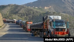 د تورخم دواړو خواوو ته سلګونه مال وړونکي ګاډي ولاړ دي - پخوانی انځور.