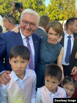 Мунара Абдывасиеванын балдары Германия президенти Франк -Вальтер Штайнмайер (солдо, үстүңкү катарда) менен. Берлин. 2023-жыл.