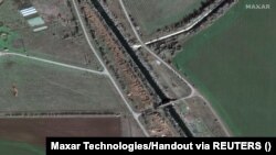 На более новом снимке видны российские защитные укрепления и «зубы дракона» в селе Маслово на севере Крыма, 3 января 2023 года