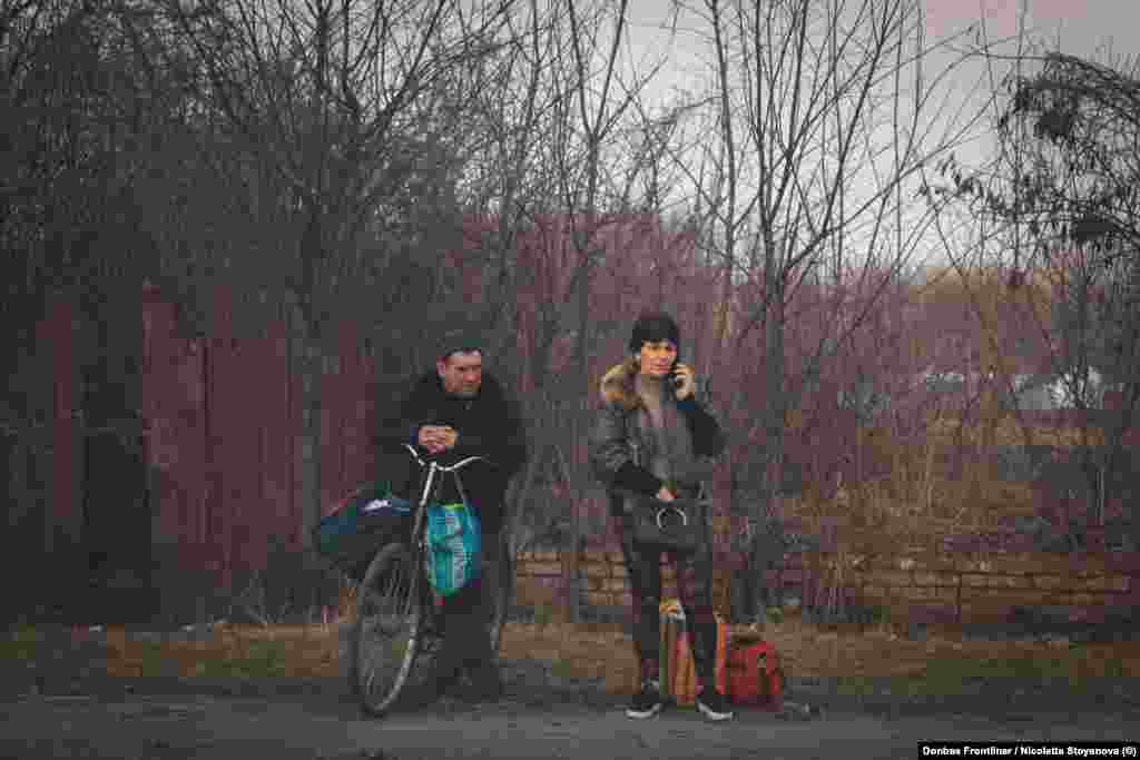 Locuitorii din zonă așteaptă în timpul unei pauze între bombardamente să fie evacuați. &nbsp;