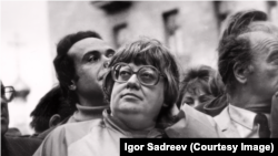 დოკუმენტურ ფილმში „თეთრი პალტო“ დისიდენტი იგორ ცარკოვი, რომელიც ნოვოდვორსკაიასთან მეგობრობდა ჰყვება, რომ ვალერიას დედა უშიშროების აგენტი იყო. 