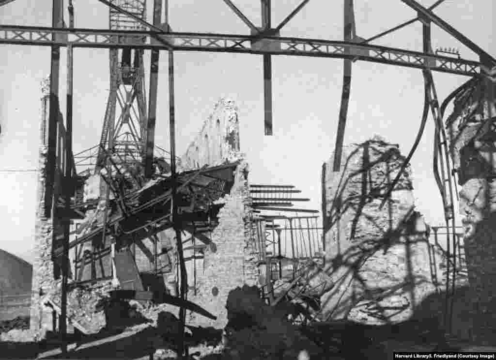 Clădiri dintr-o mină de cărbune care a fost &bdquo;distrusă de hiteriști&rdquo; &ndash; după cum e greșit scris în subtitrarea acestei imagini - în timpul retragerii armatei germane. Începând cu 2014, regiunea Donbas a fost din nou tulburată de conflicte &ndash; pe fondul separatismului susținut de Kremlin, care a precedat războiul care continuă și astăzi. &nbsp;