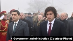 შალვა პაპუაშვილი (მარცხნივ) და ირაკლი კობახიძე ახალი პარლამენტის შეკრების შემდეგ პოსტებზე დარჩებიან, ამბობს „ქართული ოცნება“.