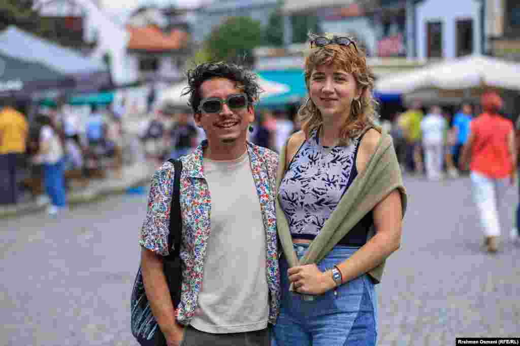 Fiona Hall iz Mejna, Sjedinjene Američke Države, ove godine po prvi put boravi u Prizrenu na Dokufestu. Ona je za Radio Slobodna Evropa rekla da je o festivalu saznala od umjetničkog direktora Dokufesta Vetona Nukollarija tokom drugog događaja. "Ovaj festival na poseban način inkorporira grad i stanovnike&ldquo;, kaže ona. &nbsp;