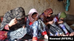 تعدادی از دختران که در کار خیاطی مصروف اند