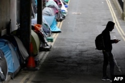 მიგრანტების კარვები დუბლინის ცენტრში. 2023 წელს ირლანდიამ გარდა უკრაინიდან დევნილების დიდი ტალღისა, 13 000 თავშეაფრის მაძიებელი მიიღო, რის გამოც თავშესაფრებში ადგილების დეფიციტი შეიქმნა და მათ ნაწილს ღია ცის ქვეშ, კარვებში უწევთ ცხოვრება. 12 ივნისი, 2023 წელი