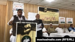 د سوداګرو د ټولنې یو مشر د مې پر اوومه د ټیکسونو نظام په اړه غونډې ته وینا کوي. 