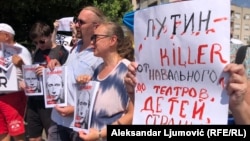 Demonstrație sub sloganul „Putin este un ucigaș”, organizată de susținătorii liderului opoziției ruse încarcerat Alexei Navalnîi, în Podgorica, Muntenegru, la 20 august.