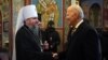 Президент України Володимир Зеленський і президент США Джо Байден (ліворуч) на території Михайлівського Золотоверхого монастиря. Київ, 20 лютого 2023 року 