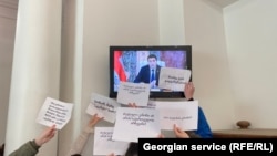 პარლამენტის ბიუროზე უცხო ქვეყნის აგენტების შესახებ კანონის განხილვის პარალელურად ჟურნალისტები აპროტესტებენ ამ კანონს პარლემენტის შენობაში, 20 თებერვალი, 2023 წელი 