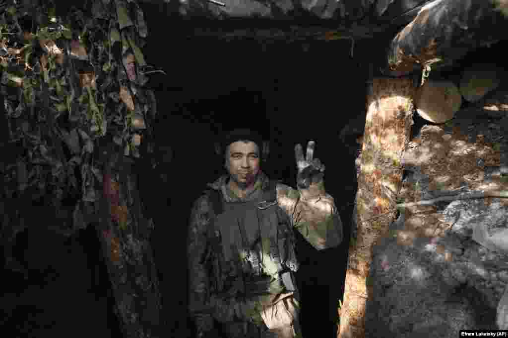 Український військовий показує &laquo;знак перемоги&raquo; зі свого окопу біля Кліщіївки. Донеччина, 2 березня 2024 року Україна вже два роки дає відсіч широкомасштабній агресії Росії. Росія напала на Україну ще 10 років тому, захопивши Крим. Україна наполягає, що згідно з міжнародним правом Росія має повернути всі українські території, включно з Кримом, і виплатити репарації за все, що цілеспрямовано зруйнувала.&nbsp;&nbsp; &nbsp;