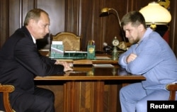 ვლადიმირ პუტინი და რამზან კადიროვი. 2004 წლის 9 მაისი