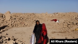 مردم در مناطق زلزله ده میگویند که به کمک های فوری نیاز دارند