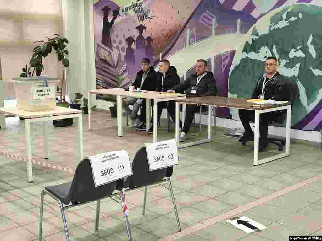 Një qendër votimi e hapur në një kolegj në Mitrovicë të Veriut.&nbsp;