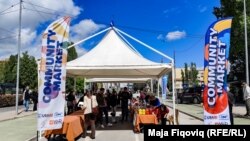 Multietnička pijaca je priređena na glavnom mostu preko reke Ibar, koja razdvaja Južnu i Severnu Mitrovicu, 26. aprila 2024.