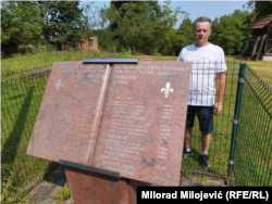 Fikret Bačić pored spomenika svojoj djeci i drugim članovima porodice ubijenim 25. jula 1992. godine, selo Zecovi, Prijedor, 11. jul 2023. godine