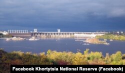 Скелі перед Дніпрогесом. Вид із Хортиці. 1 жовтня 2019 року