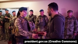 Президент України Володимир Зеленський з нагоди Дня морської піхоти відвідав передові позиції ЗСУ в смузі оборони Вугледар – Мар’їнка на Донеччині, 23 травня 2023 року