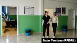 Mimoza Zejnullahu së bashku me një kolege të saj në Qendrën Kryesore të Mjekësisë Familjare në Viti.