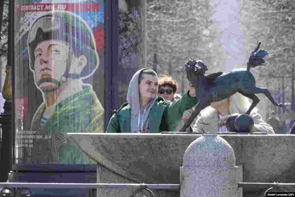 Un afiș care anunță serviciul militar plătit în Sankt Petersburg, la 12 aprilie.&nbsp; Oficialii ruși au afirmat că nu va exista un al doilea val de mobilizare. Dar legea modificată privind recrutarea i-a determinat pe mulți să presupună că o altă convocare în masă este iminentă, dacă eforturile actuale de a înrola luptători plătiți nu va atrage un număr suficient de persoane.