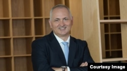 Călin Ile este președintele de onoare al Federației Industriei Hoteliere din România (FIHR), președintele CA al Aro Palace Brașov, senior partner la Premier Hospitality și vicepreședinte al Confederației Patronale Concordia.