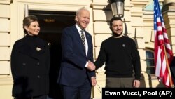 Preşedintele american Joe Biden (în centru) şi Volodimir Zelenski vor avea o întrevedere miercuri la Vilnius, în contexul summit-ului NATO. Imagine de la întâlnirea liderului Casei Albe cu preşedintele ucrainean şi soţia acestuia, Olena Zelenska, din februarie, la Kiev.