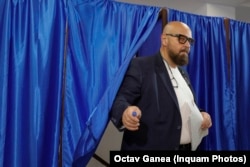 Cristian Popescu Piedone, candidat la Primăria Capitalei, iese din cabina de vot în iunie 2024.