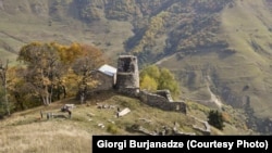 A photograph from 2020 shows the location of the complex.