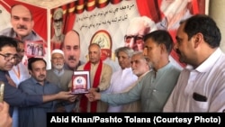 د عبدالرحمان خان د لومړي تلین غونډې پر مهال د "فخرافغان" په نوم جایزه هم اعلان شوه.