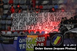 Pankartë e shpalosur nga tifozët rumunë gjatë ndeshjes me Ukrainën, përmes së cilës u kritikua politika e Ukrainës karshi minoriteteve ndërsa përkrah saj shihet mbishkrimi Kamarazi.