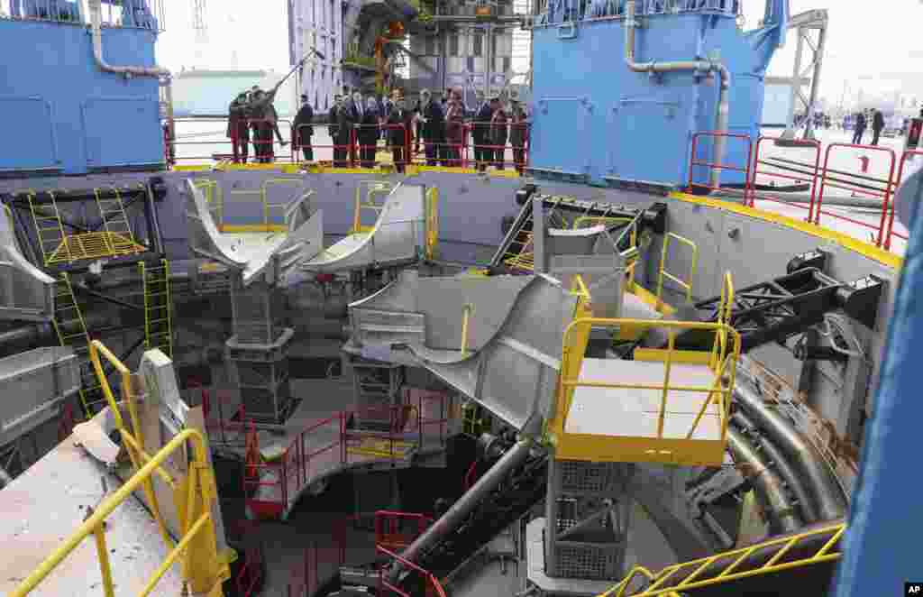 13 septembrie 2023 - Președintele rus Vladimir Putin și liderul nord-coreean Kim Jong Un examinează o rampă de lansare a rachetelor Soyuz, la cosmodromul Vostohnîi, în afara orașului Țiolkovski, la aproximativ 200 de kilometri de orașul Blagoveșcensk, în regiunea Amur din extremul est al Rusiei. Kim Jong Un a oferit &bdquo;sprijinul deplin și necondiționat&rdquo; al Coreei de Nord lui Vladimir Putin, pentru a apăra interesele de securitate ale Rusiei, și a transmis că relațiile dintre cele două țări&nbsp;sunt de &bdquo;primă prioritate&rdquo; în lupta &bdquo;împotriva imperialismului&rdquo;.