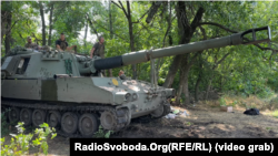 Морпіхи 37-ї ОБрМП прямують на вогневу позицію, на передньому плані – військовий з позивним «Шпак». Південь, липень 2023 року