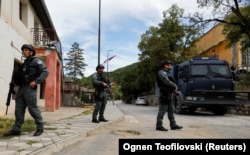 Pjesëtarë të Policisë së Kosovës duke patrulluar në Banjskë të Zveçanit, më 27 shtator 2023.
