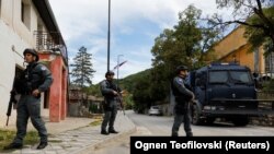 Policia e Kosovës duke patrulluar në fshatin Banjskë të Zveçanit më 27 shtator 2023. 